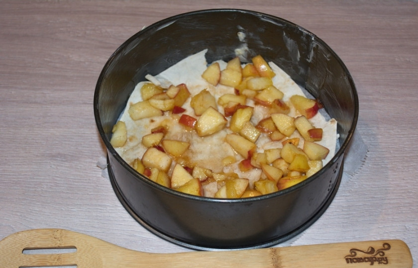 1. Этап. Слоеный яблочный пирог: Выложите часть яблок. Распределите яблоки по лавашу.