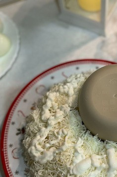 1. Этап. Салат Месяц молодой: Третий слой - сыр натереть на мелкой терке, выложить сверху и смазать йогуртом (майонезом)