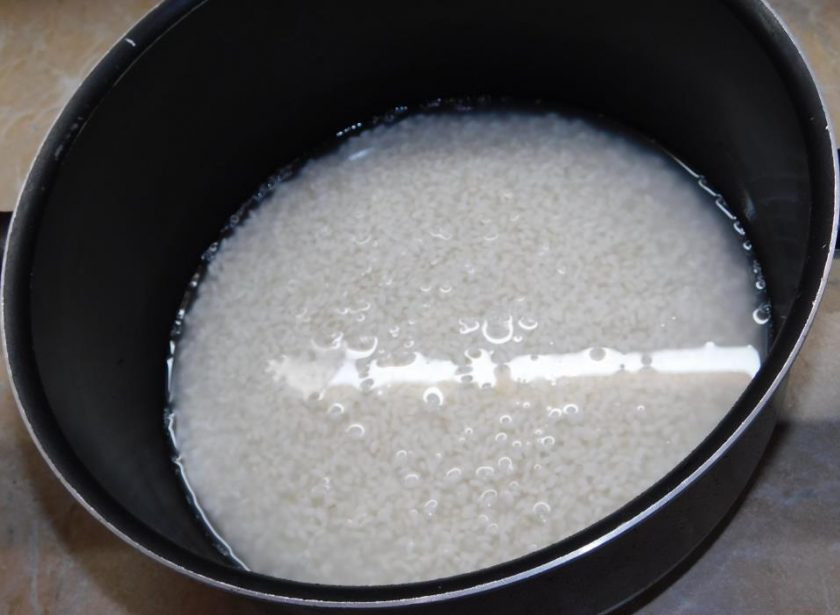 1. Этап. Роллы Бонито: Промойте рис и залейте водой в пропорции 1/1. Доведите до кипения и выключите. Оставьте рис постоять под крышкой 20 минут.