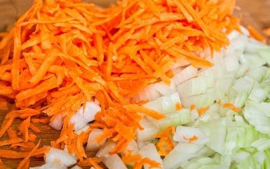 1. Этап. Вкусный фасолевый суп: 3. А пока варится фасоль, можно заняться овощами. Очистите луковицу, нарежьте её мелкими кубиками. Морковь натрите на терке.