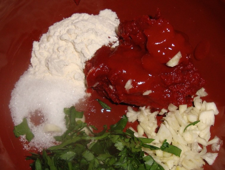 1. Этап. Рулет из баранины: Мелко порежьте чеснок и смешайте его с томатной пастой, соусом табаско, сахаром, мукой (1 ч.л.) и щепоткой рубленой зелени.