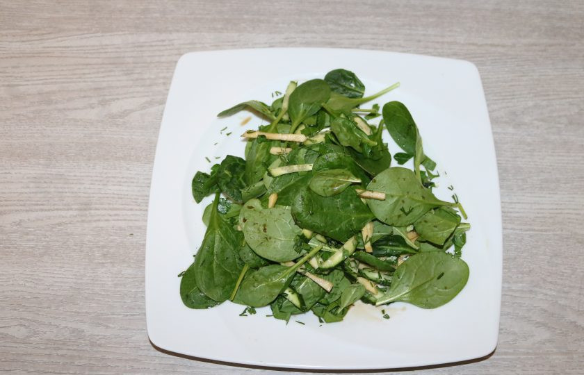 1. Этап. Диетический зелёный салат: Перемешайте.