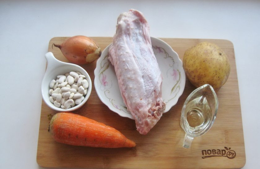 1. Этап. Суп из фасоли с индейкой: Подготовьте ингредиенты для приготовления супа из фасоли с индейкой.