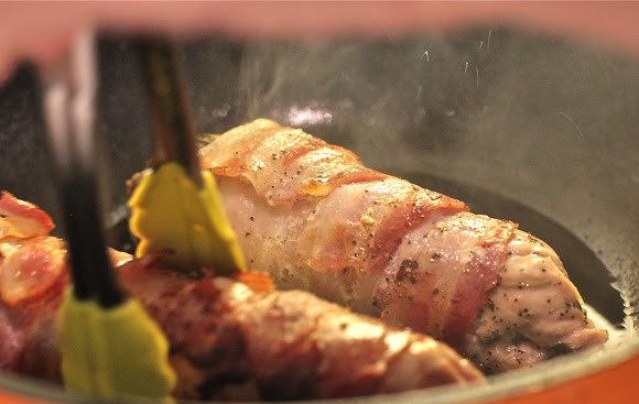 1. Этап. Мясные рулетики в фольге: 6. На разогретой сковороде можно обжарить рулет со всех сторон до образования аппетитной корочки.