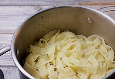 1. Этап. Паста с ветчиной и грибами: Отваренную пасту откидываем на дуршлаг, пусть стечет вся жидкость. Ну а дальше можно добавить содержимое сковороды в кастрюлю с пастой и перемешать. А можно разложить пасту по тарелкам и сверху выложить ветчину с грибами и нежным соусом.