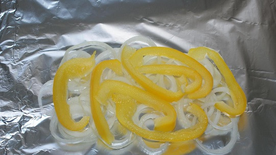 1. Этап. Рыба запеченная диетическая: 7. Сверху часть сладкого перца.