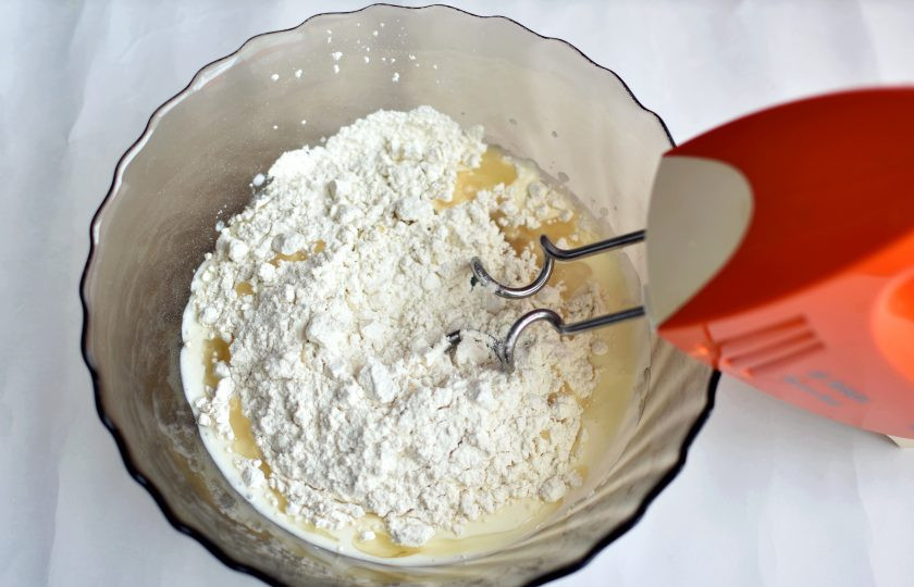 1. Этап. Штрули: Всыпьте просеянную муку, добавьте масло и замесите плотное нежное тесто. Оно будет немного липким, не стоит забивать его мукой. Лучше слегка смажьте при разделке руки и скалку маслом.