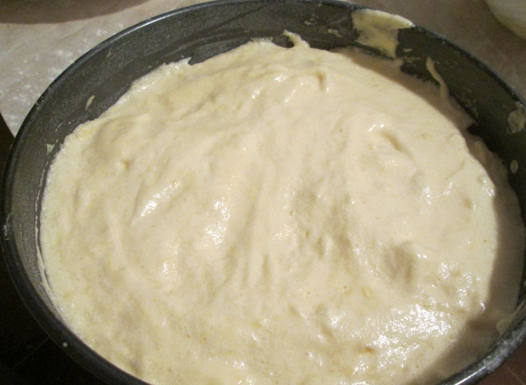 1. Этап. Творожная запеканка с кефиром в духовке: Готовим форму для выпечки. Смазываем её сливочным или растительным маслом, выливаем туда тесто, разравниваем столовой ложкой или специальной лопаткой. Оставляем тесто в форме на 10 минут, чтобы оно легло равномерным слоем.