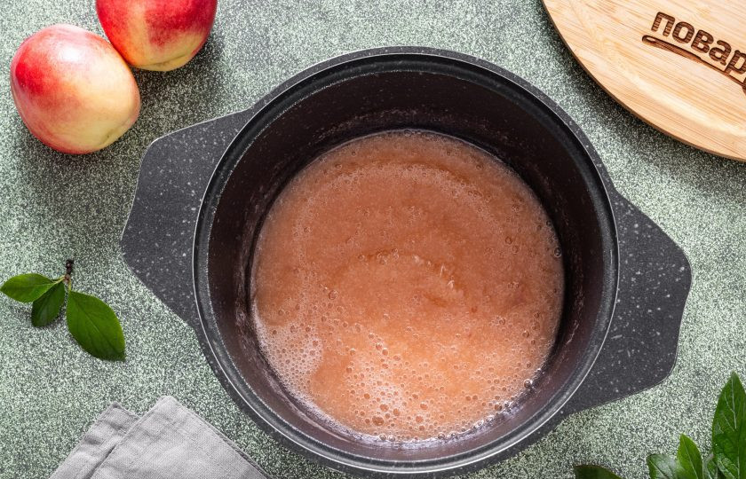 1. Этап. Повидло из нектаринов: Затем измельчите погружным блендером до состояния пюре.