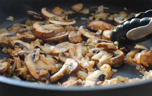 1. Этап. Бефстроганов из курицы: 3. На отдельную сковороду налить немного растительного масла и поставить на огонь. Тем временем очистить луковицу и нарезать мелкими кубиками. Отправить лук на сковороду и обжарить до прозрачности. Пока лук жарится, вымыть, просушить и нарезать грибы. Отправить грибы на сковороду с луком и жарить до золотистой корочки.