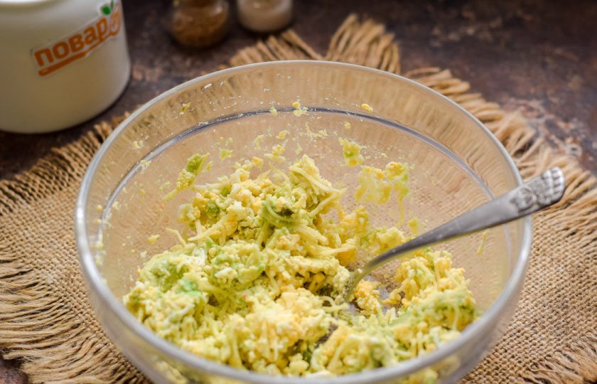 1. Этап. Авокадо фаршированное креветками: Перемешайте хорошо все ингредиенты, растирая между собой. Добавьте соль и перец по вкусу.