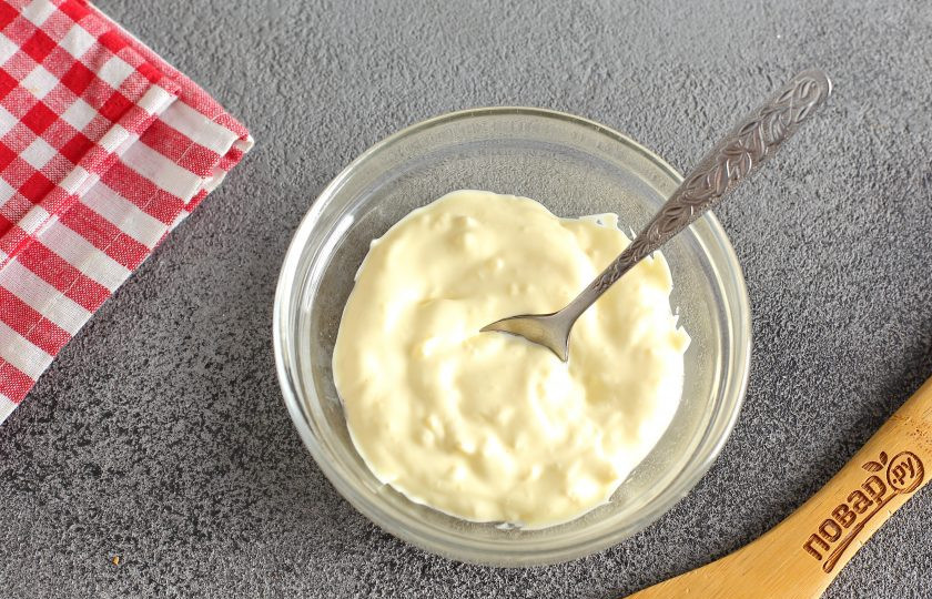 1. Этап. Бутерброды с баклажанами и помидором: Соедините майонез и давленый чеснок. Соус готов.