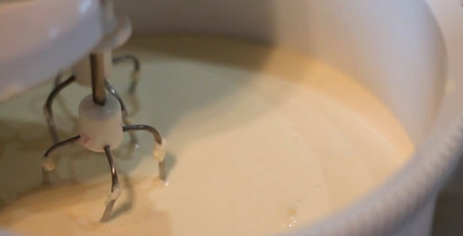 1. Этап. Маффины с Маскарпоне: 4. По одному добавьте яйца и продолжайте взбивать до получения пышной однородной массы. Тесто по консистенции должно быть похоже на сметану.