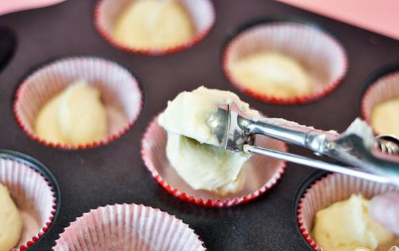 1. Этап. Капкейки с малиновым джемом и лимонной глазурью: 2. Заполнить каждый бумажный вкладыш 1 столовой ложкой теста.