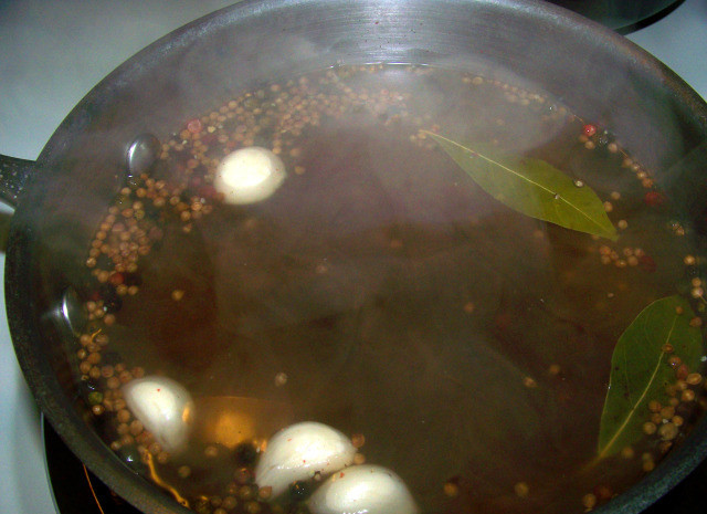 1. Этап. Закатка болгарского перца на зиму: 2. Нарезаем перец кусочками, удаляя сердцевину и складываем в банки. Все специи помещаем в кастрюлю, заливаем водой и доводим до кипения. Вливаем уксус, снимаем с огня.