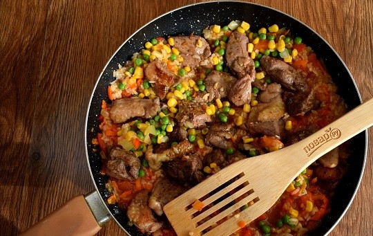 1. Этап. Курица с рисом и овощами по-каталонски: Выложите сверху куриное мясо, потушите под крышкой еще 10 минут.