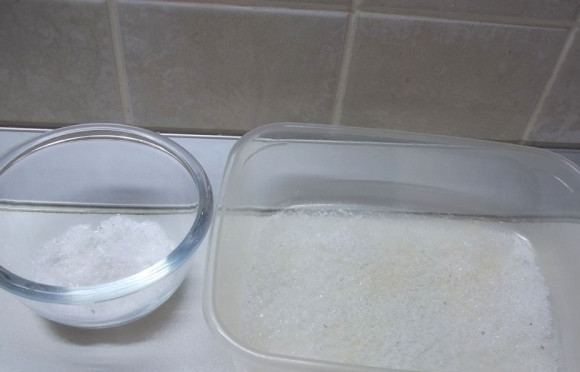 1. Этап. Красная рыба соленая: Сделайте смесь из соли и сахара. Её часть засыпьте в контейнер для засолки.