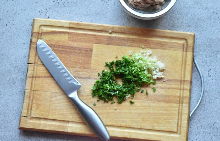 1. Этап. Тост с авокадо и тунцом: Измельчите перья зеленого лука.