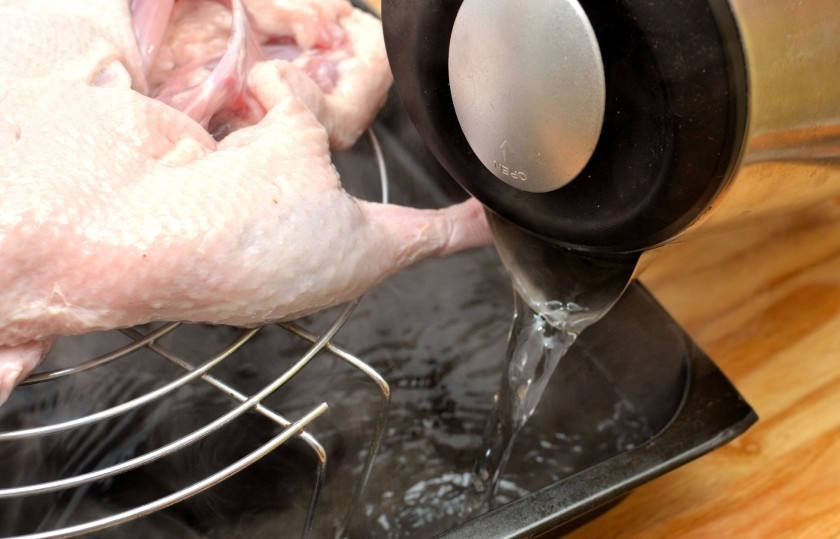 1. Этап. Утка, запеченная в духовке: В противень налейте воды.