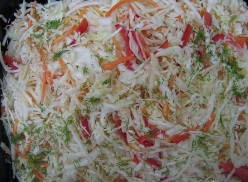 1. Этап. Морковь по-корейски с капустой: 7. Овощи выкладываем в миску и заправляем маринадом. Перемешиваем все компоненты. Попробуйте салат на вкус. Если Вам не хватает остроты, добавьте специи и приправы на свое усмотрение. Ждем, пока овощи остынут, затем ставим в холодильник на 3 часа.