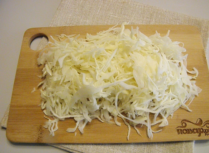 1. Этап. Капустный суп с курицей: Нашинкуйте максимально тонко капусту.