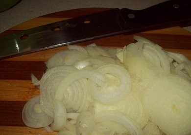 1. Этап. Бешбармак из говядины: Готовое тесто отправляем в холодильник минут на 30, а пока почистим и нарежем лук.