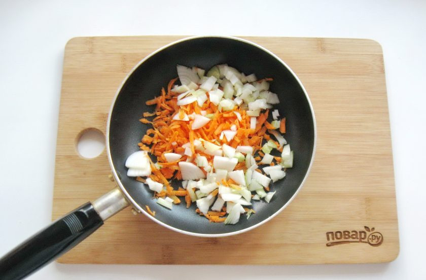 1. Этап. Куриные оладьи с морковью: Репчатый лук очистите, помойте и мелко нарежьте. Добавьте к моркови. Налейте подсолнечное масло и тушите овощи 7-8 минут.