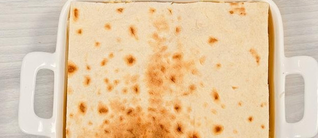 1. Этап. Пирог из армянского лаваша: Сверху кладите следующий лист лаваша, немного сырной смеси и следующий лист. Таким образом выходит 5 словев сыра и 6 слоев лаваша, сверху пирога обязательно должен быть именно лаваш.