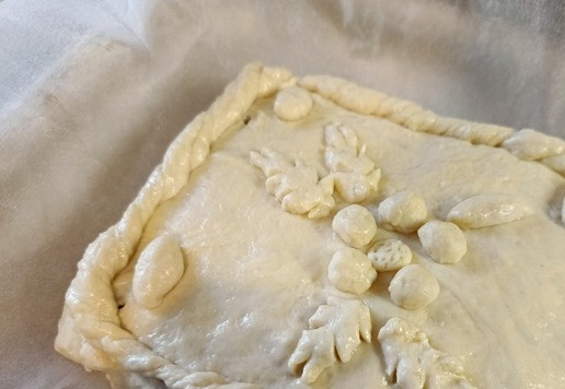 1. Этап. Кулебяка на четыре угла: Завернуть свободные края теста на начинку, защипнуть и перевернуть вниз швом. Украсить. Дать постоять минут 15, смазать желтком, посыпать кунжутом. Разогреть духовку до 180 градусов. Начинка уже готовая, выпекать кулебяку не долго. Примерно, минут 35-40.