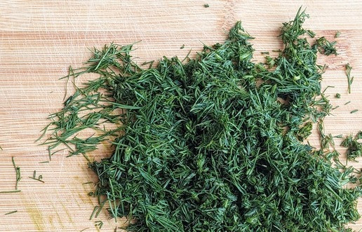 1. Этап. Колбасные дольки с творожным сыром: Укроп промыть, обсушить, мелко нарезать.