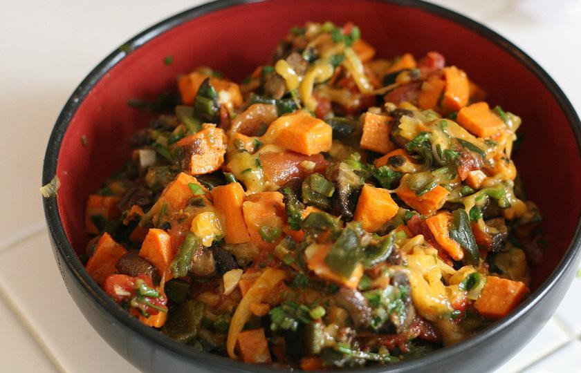 1. Этап. Вегетарианское тамале: 5. Теперь добавить оставшийся бульон (1/4 стакана), кинзу, помидоры, сок лайма, оставшийся тмин и порошок чили (1 чайная ложка каждого) и соль (1/4 чайной ложки).Смешать все вместе и добавить тертый сыр. Выложить начинку в миску.