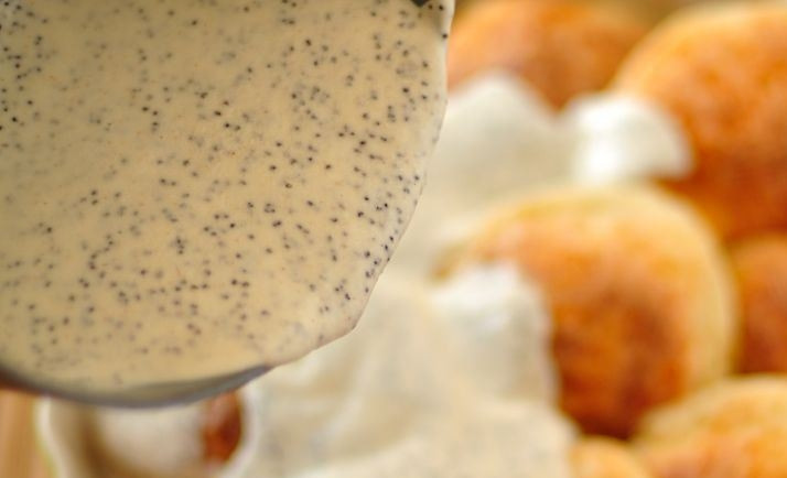 1. Этап. Сырники без жарки: Сырники остудите, достаньте из духовки и выложите в жаропрочную посуду. Залейте получившейся массой и снова поставьте в духовку. Запекайте пять минут и подавайте к столу.