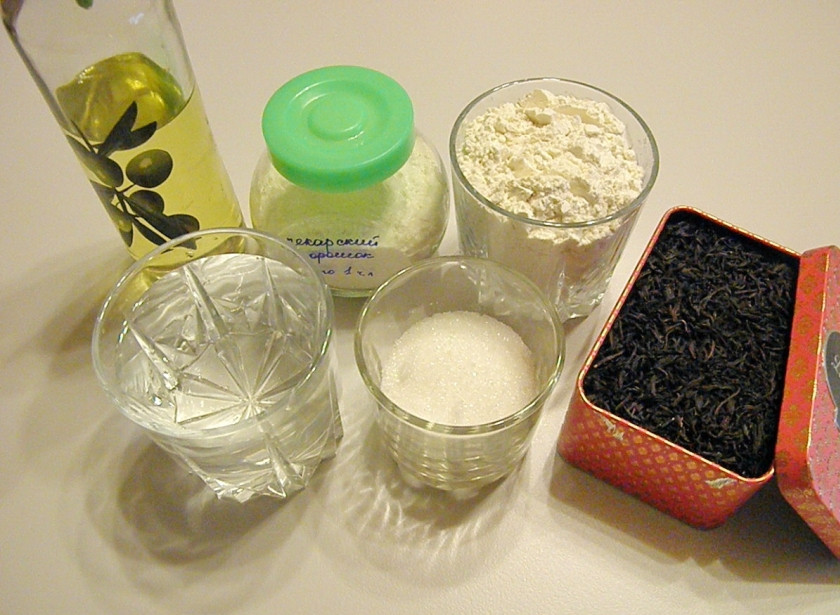 1. Этап. Постные блины: Приготовим продукты для блинов. Из общего количества воды возьмите один стакан, вскипятите эту воду: она понадобится для заварки чая.