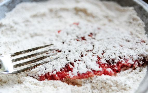 1. Этап. Раунд-стейк: 3. Обваляйте стейки в смеси муки.