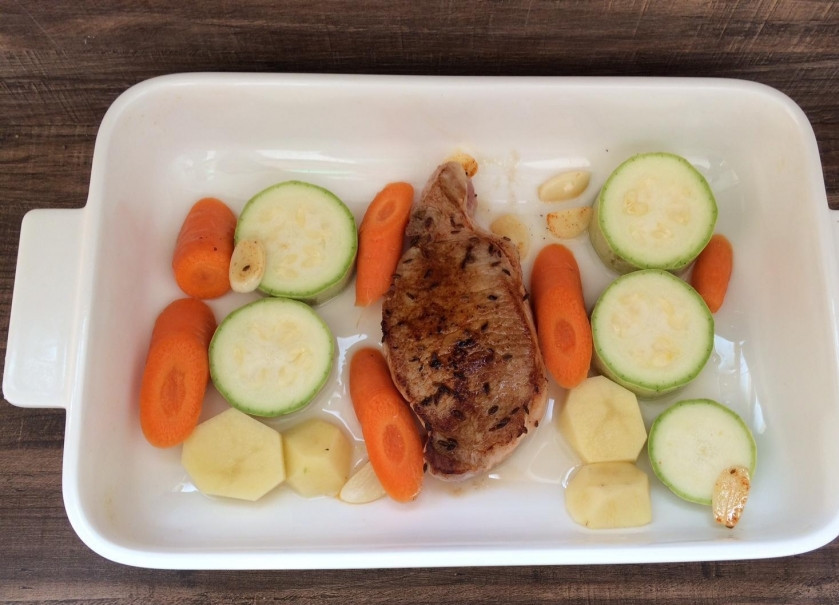 1. Этап. Стейк из свиной корейки: 7. Выкладываем мясо и овощи в форму для запекания, отправляем в духовку на 25 минут. Запекаем при температуре 180 градусов.