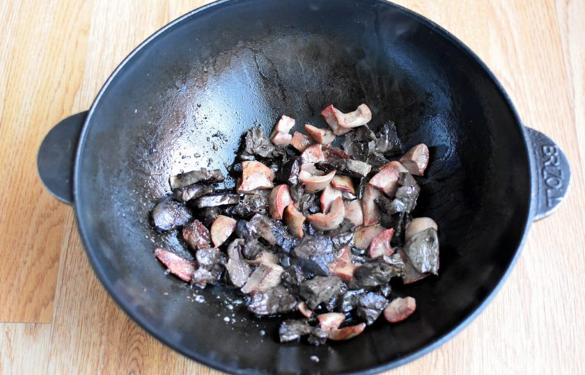 1. Этап. Джиз-быз: Раскалите масло в казане. Если есть, добавьте курдючный жир и вытопите шкварки. Затем шкварки выньте шумовкой. В масло положите кусочки почек и сердца. Жарьте, помешивая, до легкой корочки. Добавьте легкие, дайте им немного подрумяниться.