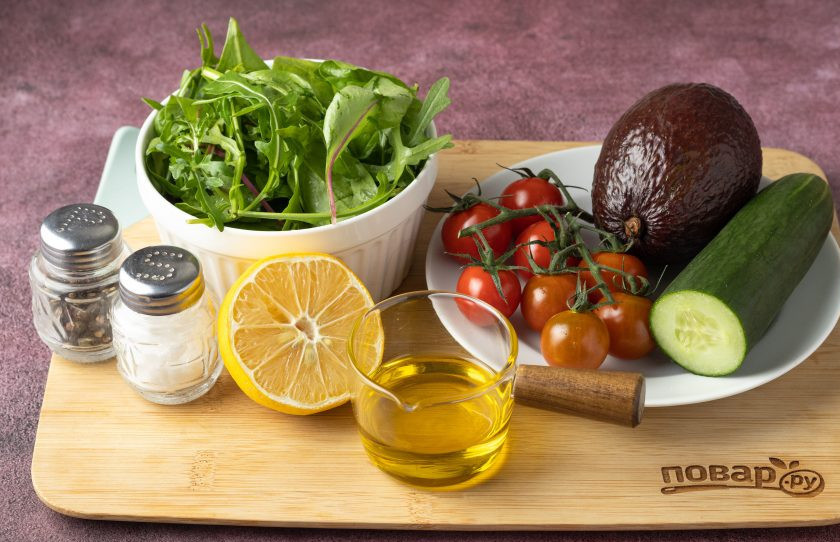 1. Этап. Салат из огурцов, помидоров и авокадо: Подготовьте все ингредиенты.