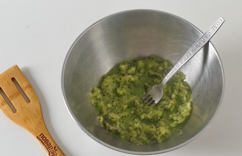 1. Этап. Печенье с киви: Выберите самые спелые и мягкие киви, нам понадобится 4 штуки, очистите их от шкурки и разомните вилкой до состояния пюре.