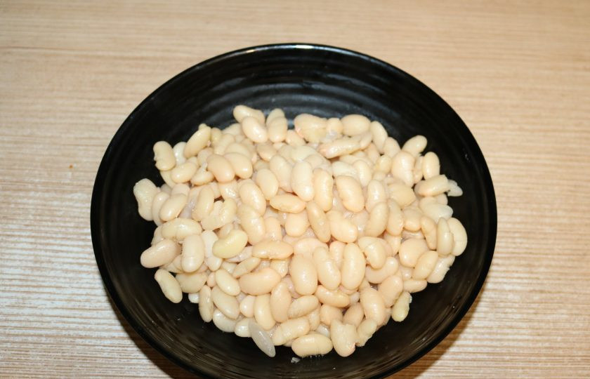 1. Этап. Фасоль по-сербски: Откиньте фасоль на дуршлаг, слейте жидкость.