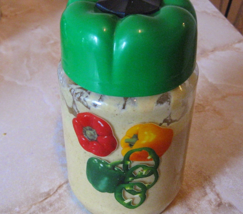 1. Этап. Горчица из горчичного порошка: Поставьте банку с горчицей в кастрюлю с горячей водой, укутайте полотенцем. Когда вода остынет, можете проверить: горчица готова! Вот так просто.