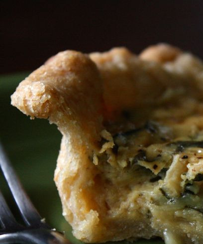 1. Этап. Пирог с лисичками и сыром: 7. Вылить начинку на тесто и отправить пирог с лисичками и сыром в домашних условиях в разогретую духовку минимум на 45 минут.