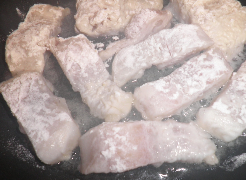 1. Этап. Рыбка с манго: Рыбу обжарить на масле по 3-5 минуты с каждой стороны.