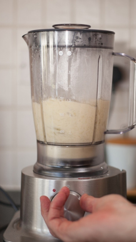 1. Этап. Пюре из фенхеля: Сняв с огня, выложите приготовленную массу в блендер. Хорошо взбейте. У вас получился великолепный гарнир!