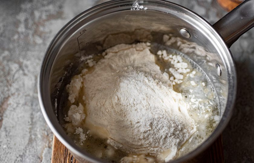 1. Этап. Хрустящие солeные палочки к пиву: Сотейник с закипевшей масляной смесью снимите с плиты и тут же добавьте всю муку.