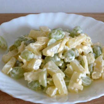 Салат с консервированным ананасом