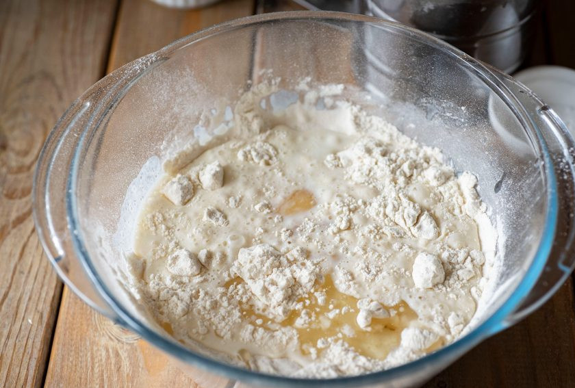 1. Этап. Панкейки с содой: Добавьте молоко, растительное масло, вбейте яйцо. Перемешайте массу.