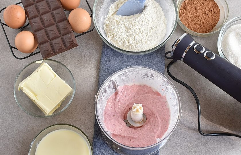 1. Этап. Клубничный торт с шоколадным кремом и глазурью: Выложите замороженную клубнику в блендер, добавьте 100 мл. сливок и пробейте до однородности.