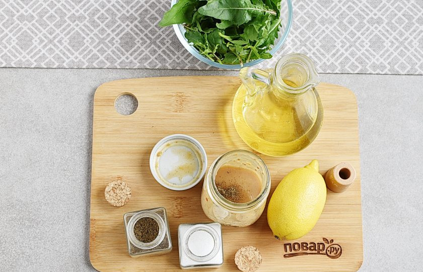 1. Этап. Салат из вареной свеклы с рукколой: Смешайте лимонный сок с горчицей и оливковым маслом. Количество сока берите по вкусу, от 1 чайной ложки до 2 столовых. Посолите и поперчите по своему вкусу.