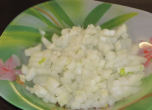 1. Этап. Голубцы ленивые в казане: 2. Очистить луковицы и нарезать небольшими кубиками.