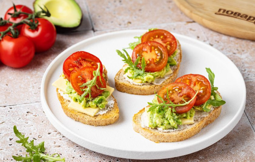 1. Этап. Бутерброды с авокадо, сыром и помидором: Бутерброды с авокадо, сыром и помидором готовы. Приятного аппетита!